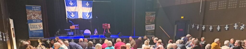 Peut être une image de 3 personnes, table et foule